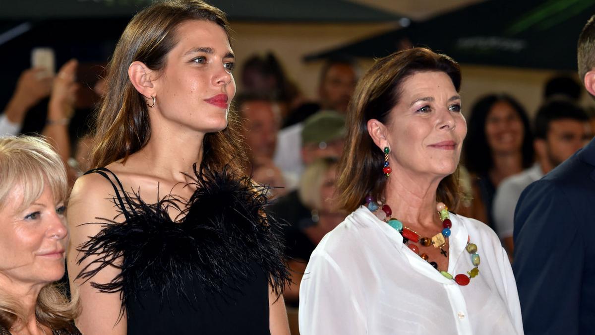 Madre e hija en la entrega de premios de la hípica