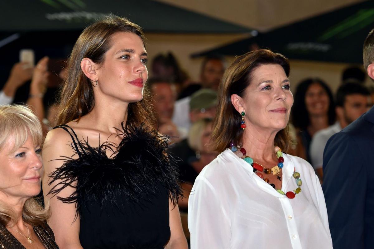 Madre e hija en la entrega de premios de la hípica