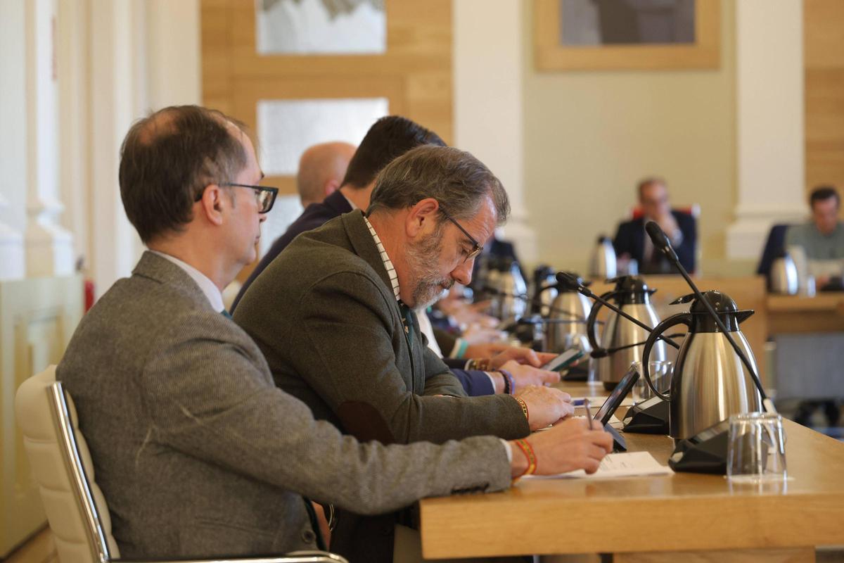 Los ediles de Vox, en primer plano; al fondo, el alcalde Mateos.