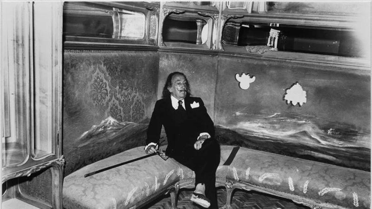 Dalí assegut en el sofà-aparador gaudinià de la sala Palau del Vent del Teatre-Museu Dalí, any 1975.