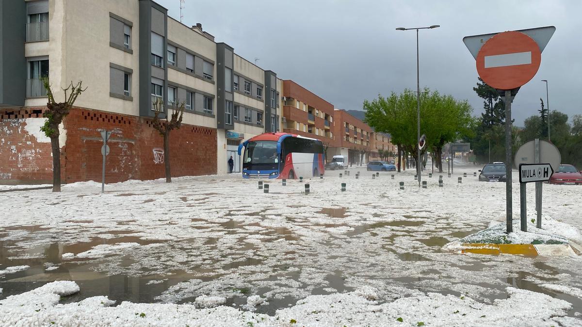 El granizo ha cubierto de blanco las calles de Mula