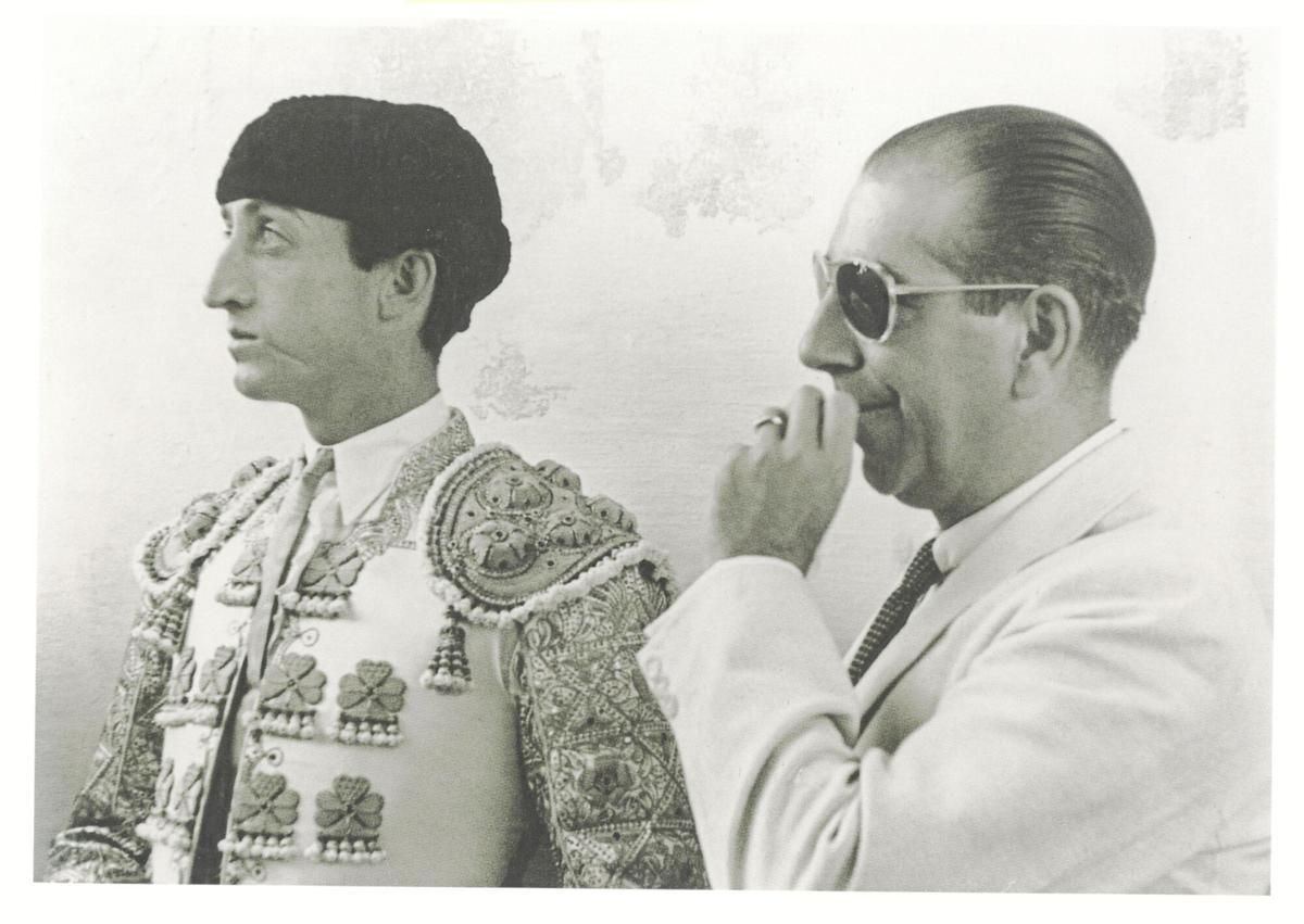 El torero en al callejón de Los Tajares junto a Piedrola El torero en al callejón de Los Tajares junto a Piedrola