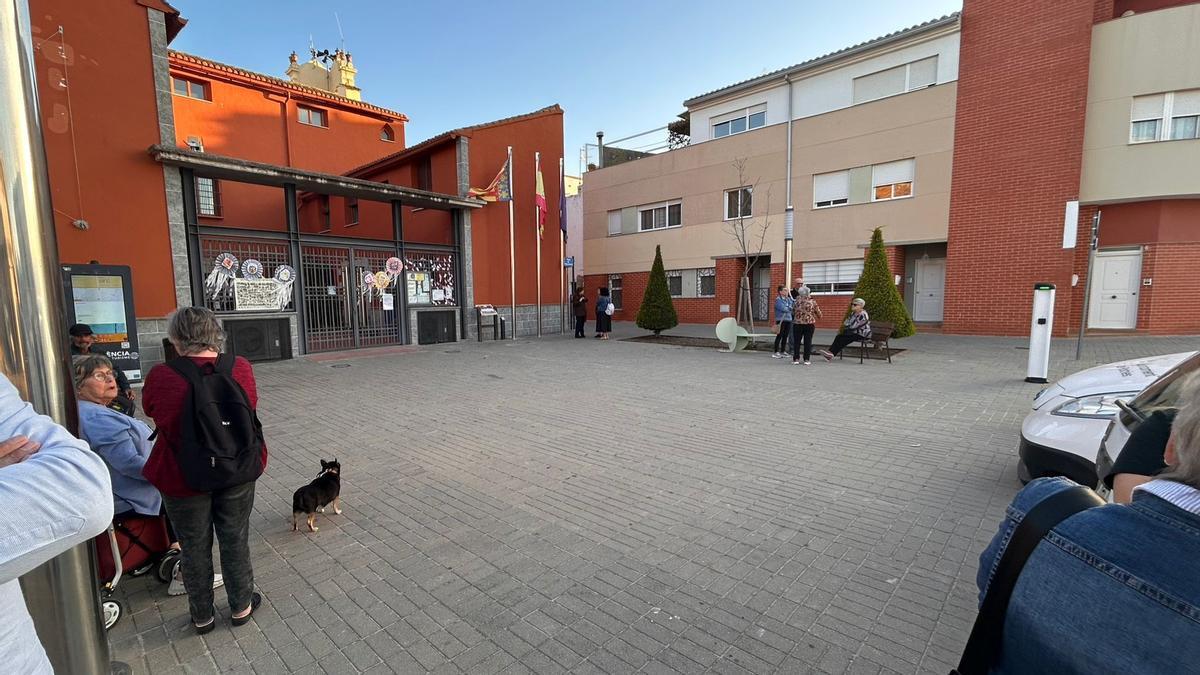 Plaza del ayuntamiento en Potries en una imagen de ayer sobre las 20.10 h, en una imagen facilitada por el PSPV-PSOE.
