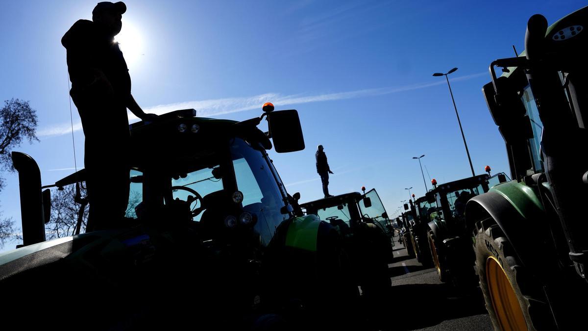Decenas de tractores bloquean la entrada al puerto de Tarragona el pasado martes, 13 de febrero.