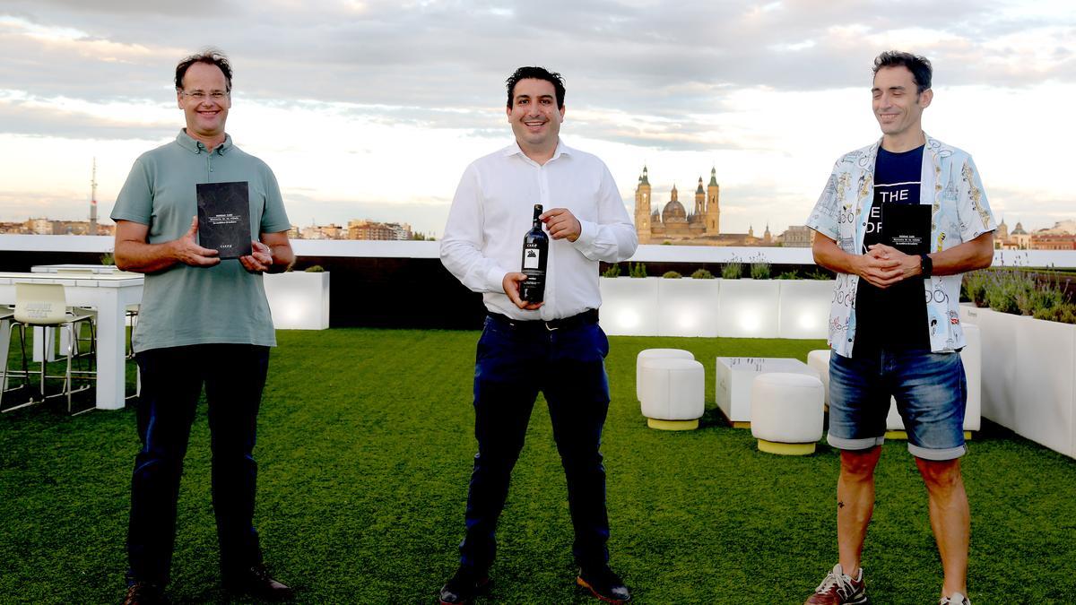 Nacho Lázaro, copropietario de la bodega, entre dos de los colaboradores, Viñuales y Aragón.