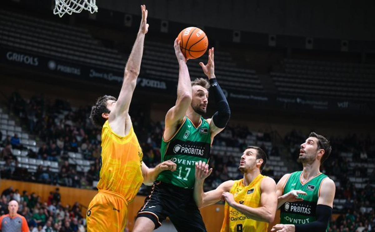 Dekker recibe un balón en la zona durante el encuentro de Liga Endesa ante el DreamLand Gran Canaria