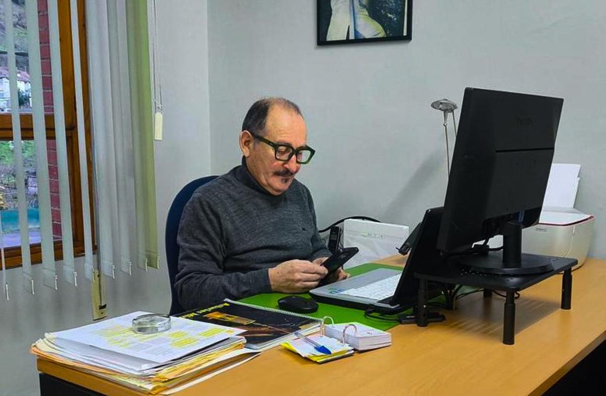 Arsenio Marentes, trabajando en su despacho.