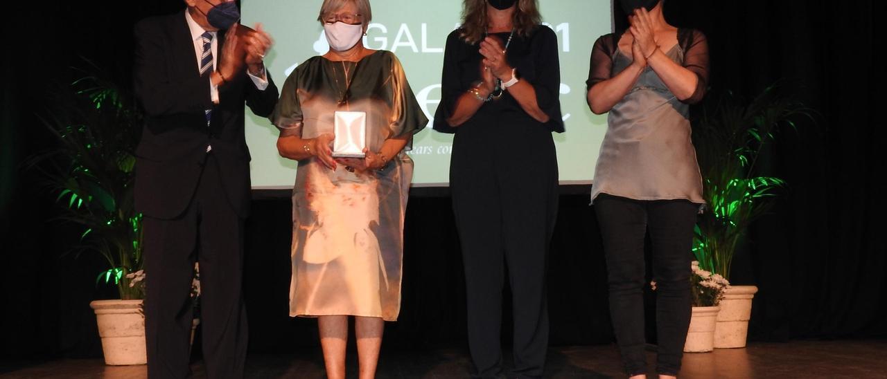 Pepita Gabaldar (segunda por la izquierda) con la medalla de honor de la AECC de Balears. Carmelo Convalia