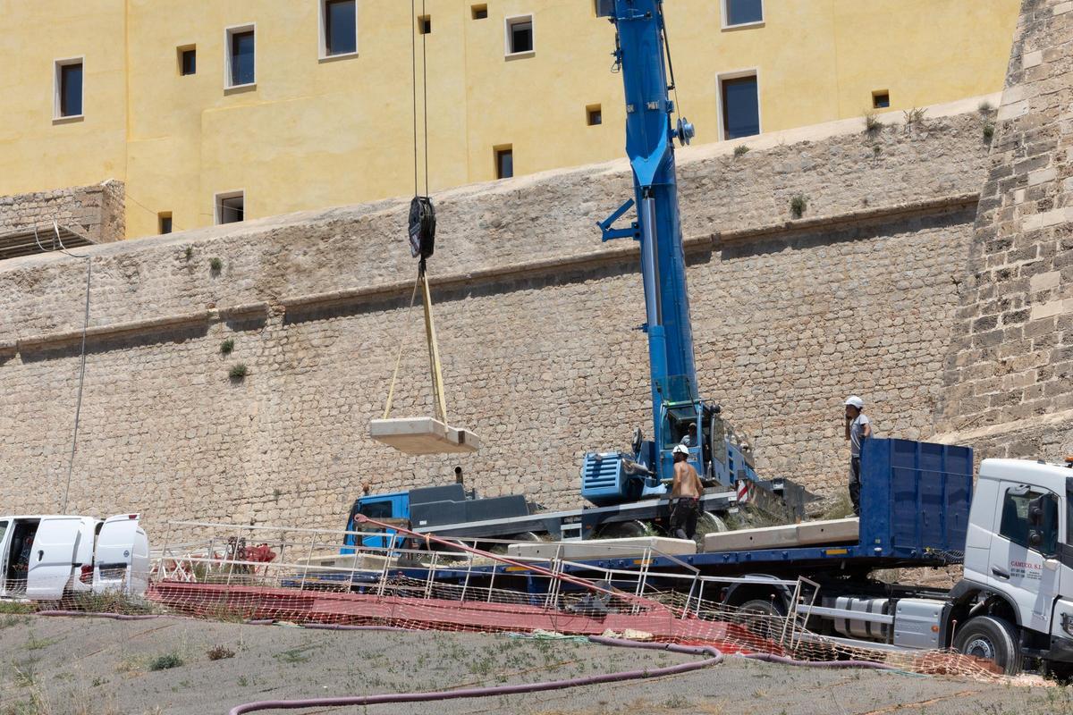 Galería: Retiran la grúa de las obras de Dalt Vila