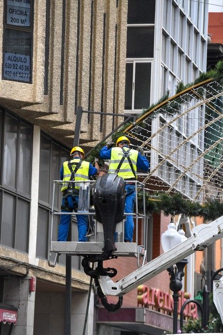 Colocado de alumbrado navideño en Triana