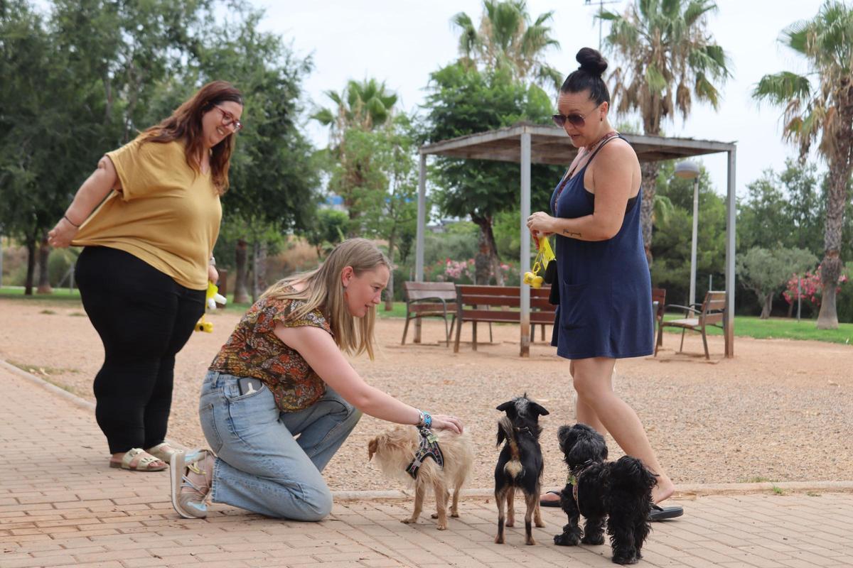 Durante la visita, las concejalas han conversado con personas usuarias del parque, que les han trasladado su valoración sobre el estado del espacio.