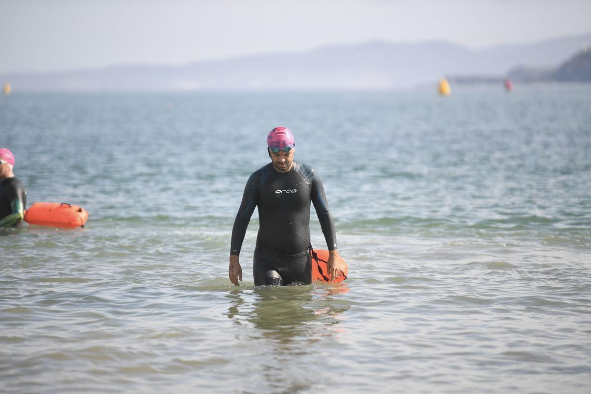 La prueba de natación en aguas abiertas contó con salida y llegada en la playa de Santa Cristina.