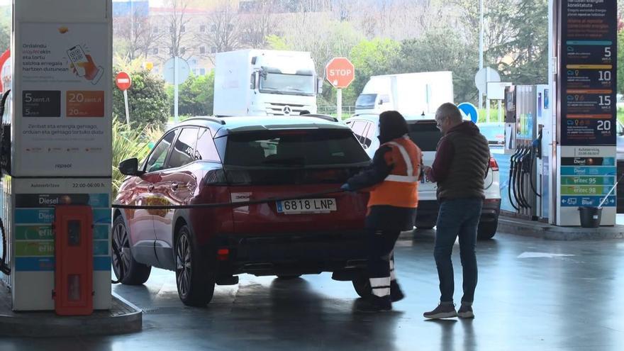 La bajada del IVA de los combustibles no alivia el bolsillo de los conductores