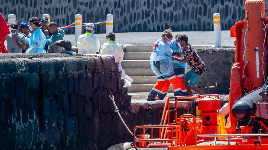 Archivo - Uno los 34 migrantes que viajaban en la patera, a su llegada al Muelle de La Cebolla en un barco de Salvamento Marítimo, a 1 de septiembre de 2021, en Lanzarote, Islas Canarias (España). La patera con los migrantes fue avistada al norte de Arrec