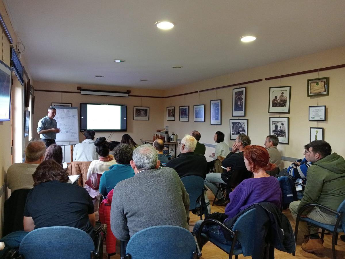 Una actividad formativa en la Fundación Edes.