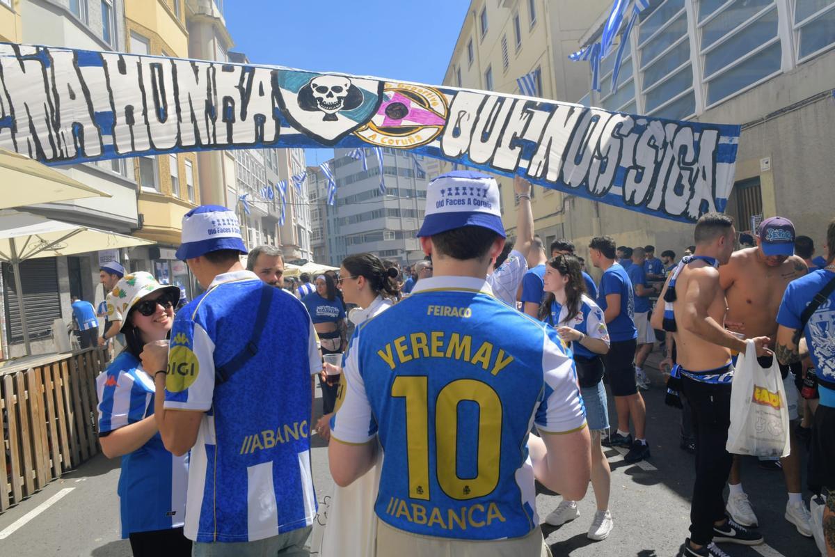 La fiesta por el ascenso del Deportivo arranca en la calle San Juan de A Coruña.