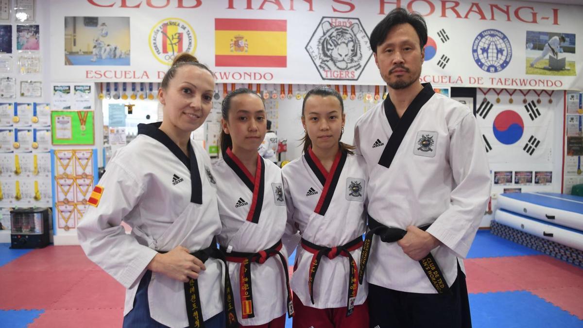 Begoña Veiga y Seung Han Shin, con sus hijas Ana Llin y Jessy Sun en su gimnasio Han’s Horang-I en Betanzos. |  // CARLOS PARDELLAS