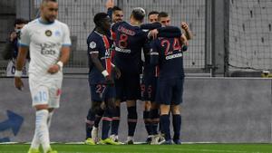 Los jugadores del PSG celebran uno de los goles ante el Olympique de Marsella.