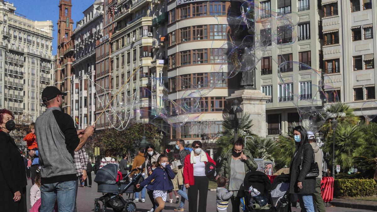 Personas paseando por la Plaza del Ayuntamiento de València el día de año nuevo.