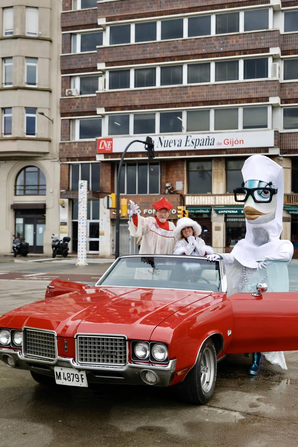 La visita de la sardina del Antroxu a LA NUEVA ESPAÑA de Gijón, en imágenes