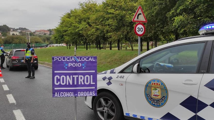 Agentes de la Policía Local de Poio  en un control de alcoholemia