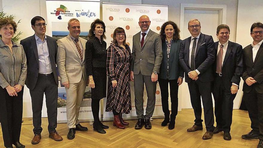 La directora general FP, Francisca Alorda, el conseller Negueruela, el presidente de la Aetib, Jaume Alzamora, de la Caeb, Carmen Planas, la vicepresidenta Bel Busquets, el director de la FundaciÃ³n Impulsa, Antoni Riera, la consellera Catalina Cladera, el presidente ibicenco, Vicent Torres, el director de Turismo Antoni SansÃ³ y Pep LluÃ­s Pons, director general InnovaciÃ³.