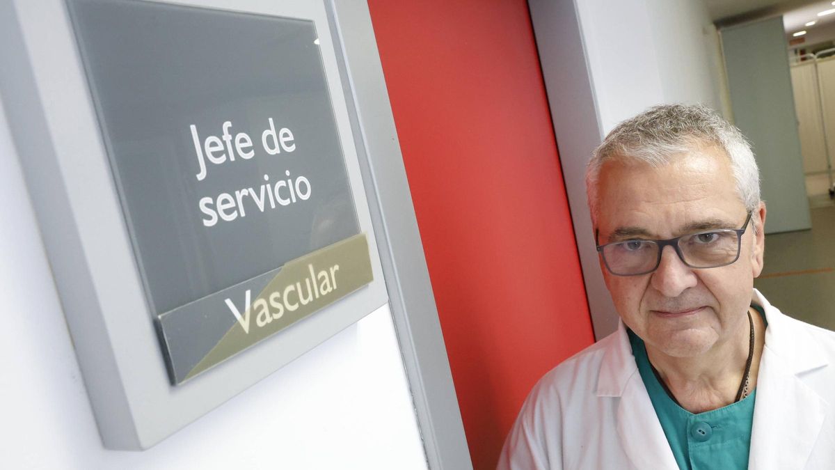 Manuel Javier Vallina-Victorero Vázquez, en el Hospital de Cabueñes, junto a su despacho de jefe del servicio de Angiología y Cirugía Vascular.