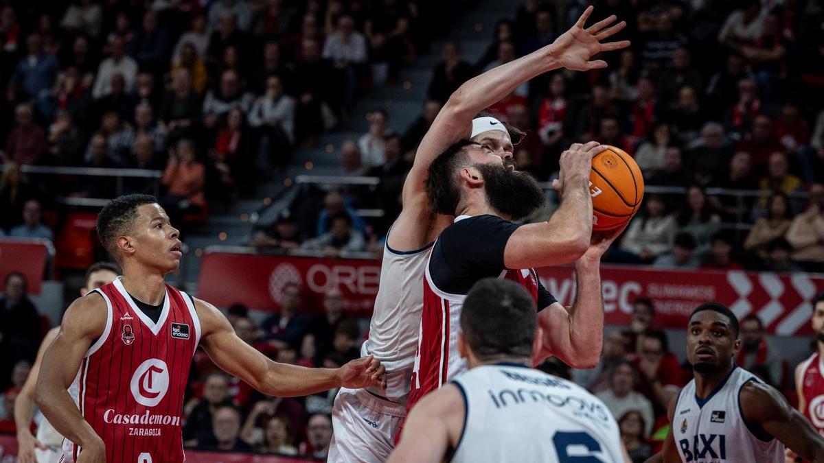 Dubljevic, tratando de encontrar la canasta en el duelo ante el Manresa