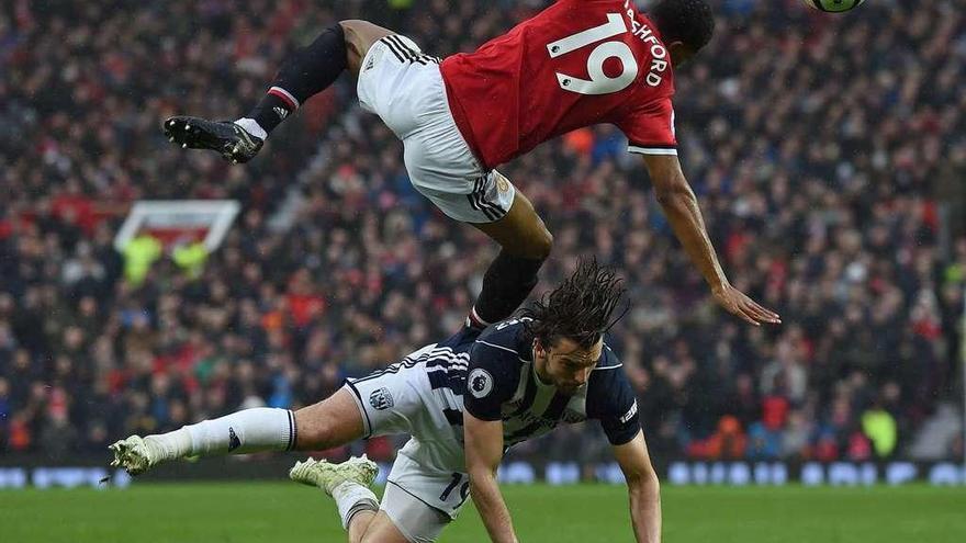 Rashford y Jay Rodríguez, autor del único gol, durante el United-Albion. // Paul Ellis