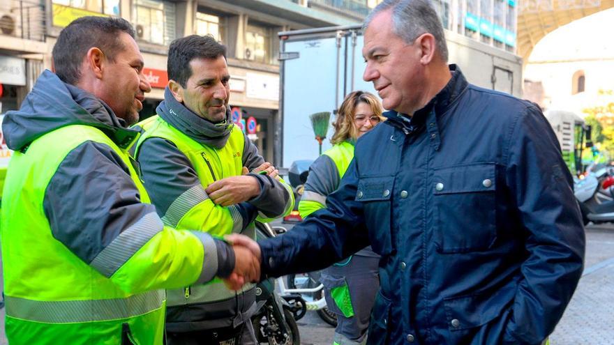 José Luis Sanz junto a trabajadores municipales en una imagen de archivo.