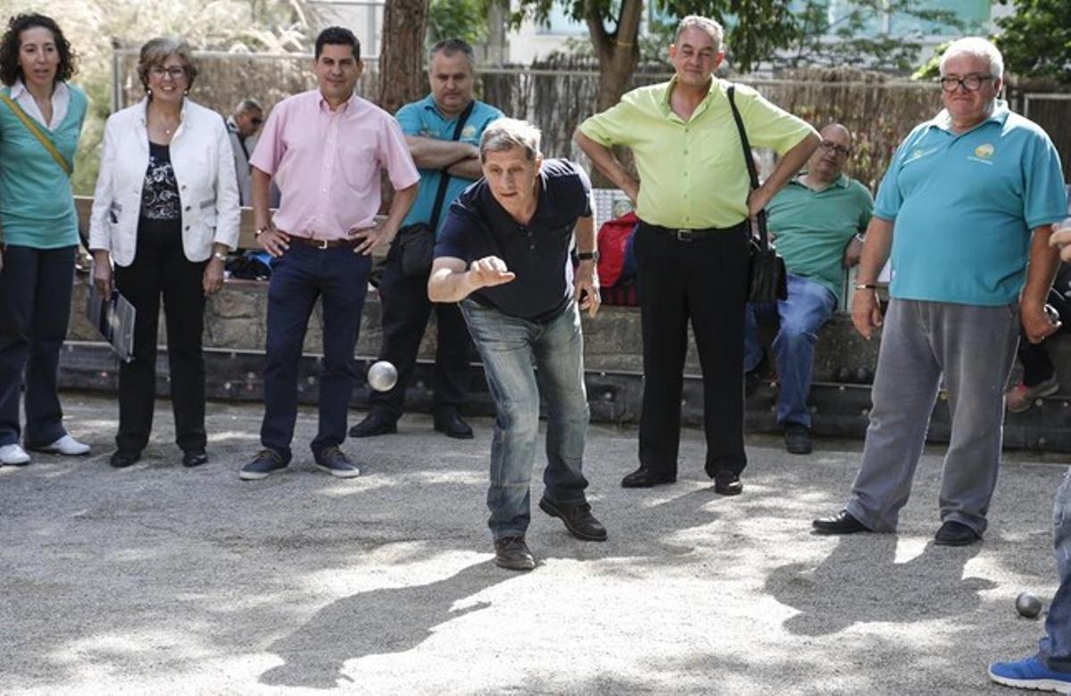 Alberto Fernández Díaz, candidat del PP a l’alcaldia de Barcelona, juga a petanca a la Trinitat.