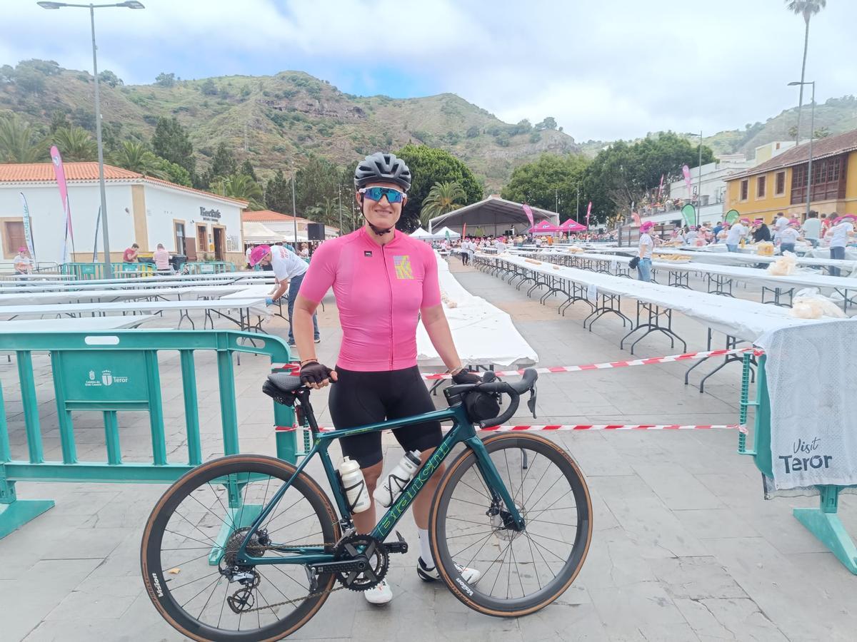La ciclista Yolanda Luque con su bicicleta tras haberse comido su bocadillo de chorizo.