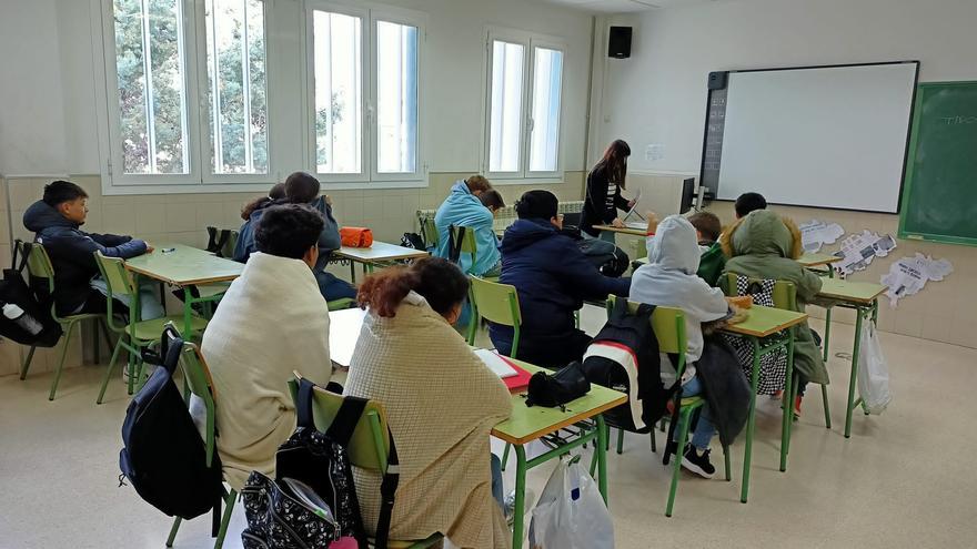 Los alumnos del IES Gúdar-Javalambre protestan por el frío en las aulas