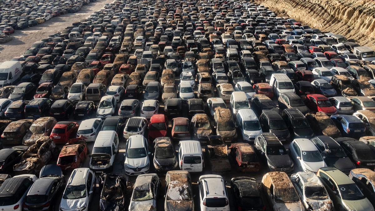 Cientos de coches afectados por la DANA en una campa en Benaguasil.