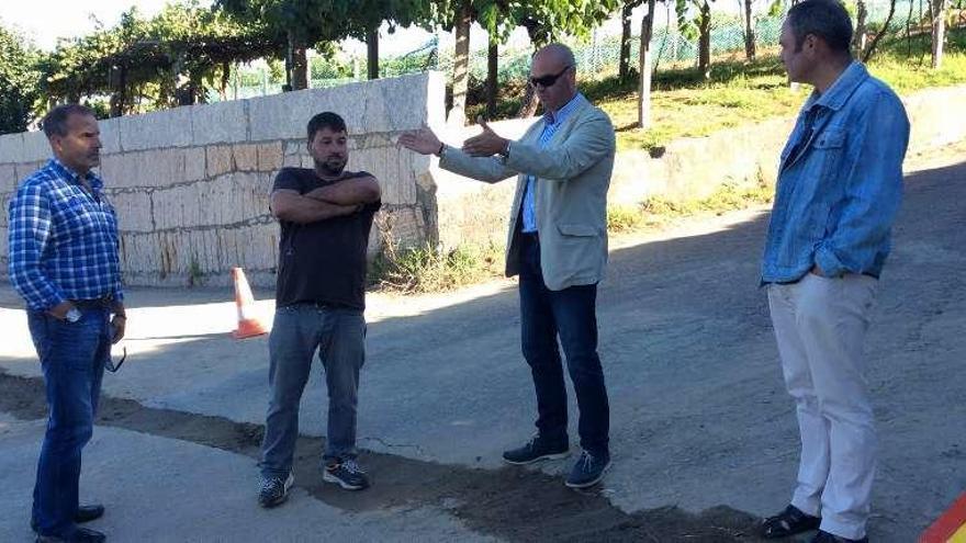 El alcalde, en el centro, en la visita a las obras. // Fdv