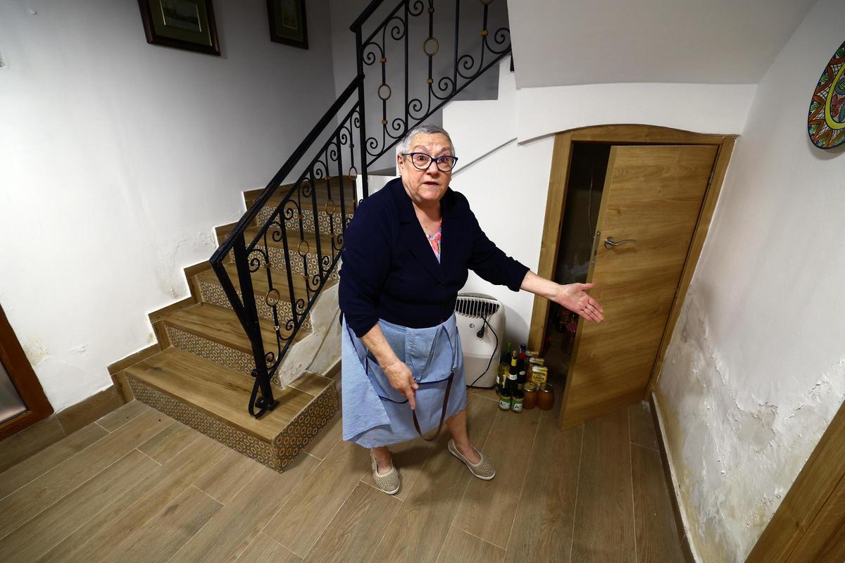 La casa de María Jesús durante la riada y un año después.