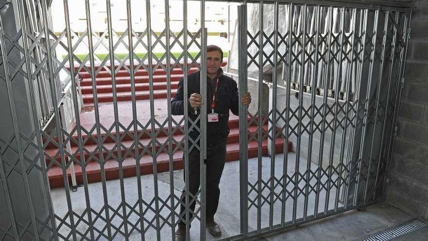 Un trabajador del Granada, a la entrada del estadio de Los Cármenes.