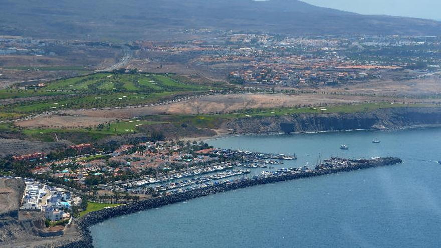 Vista panorámica de Pasito Blanco con el campo de golf de Meloneras al fondo, zonas afectadas por la moratoria.