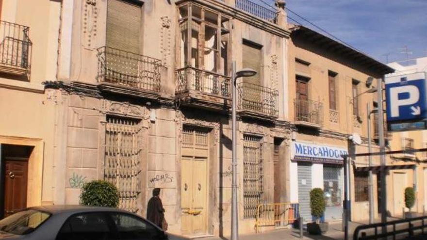 La fachada de la Casa de la Millonaria, situada frente al Mercado de San Vicente, ha registrado desprendimientos.