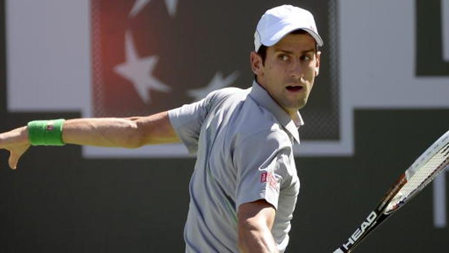 Novak Djokovic ejecuta un revés durante el partido.