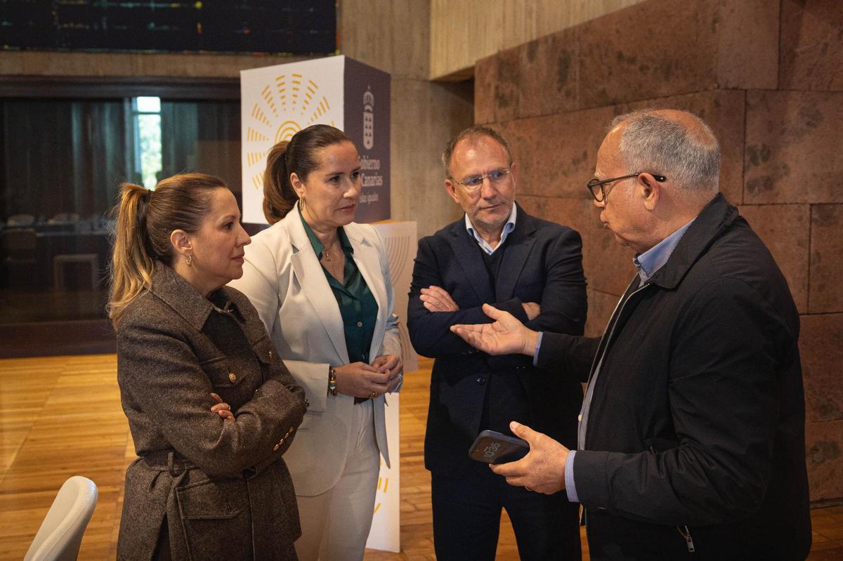 Reunión de Fernando Clavijo con la Fecai y Fecam para el Decreto Canarias