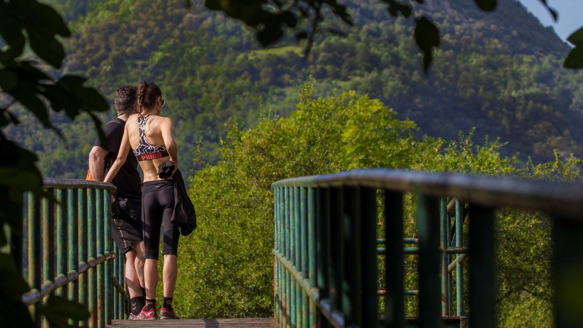 Una pareja disfruta de la naturaleza