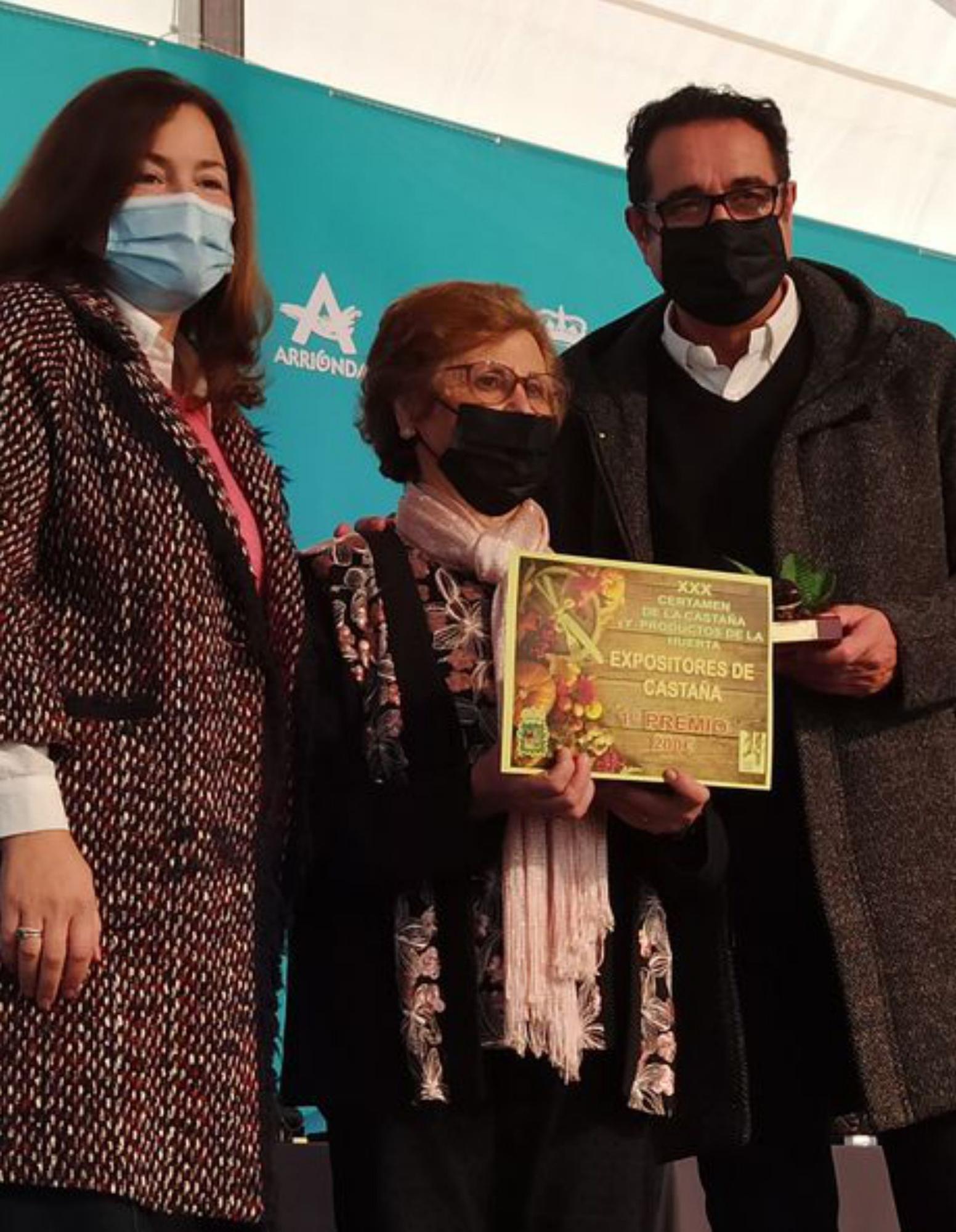 La directora general de Desarrollo Rural, Begoña López, en la entrega del premio a la mejor castaña a Hortensia González, en presencia del director general de Comercio, Julio González Zapico.