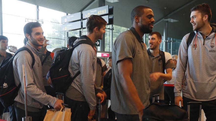 La plantilla del Valencia Basket, en el aeropuerto de Manises