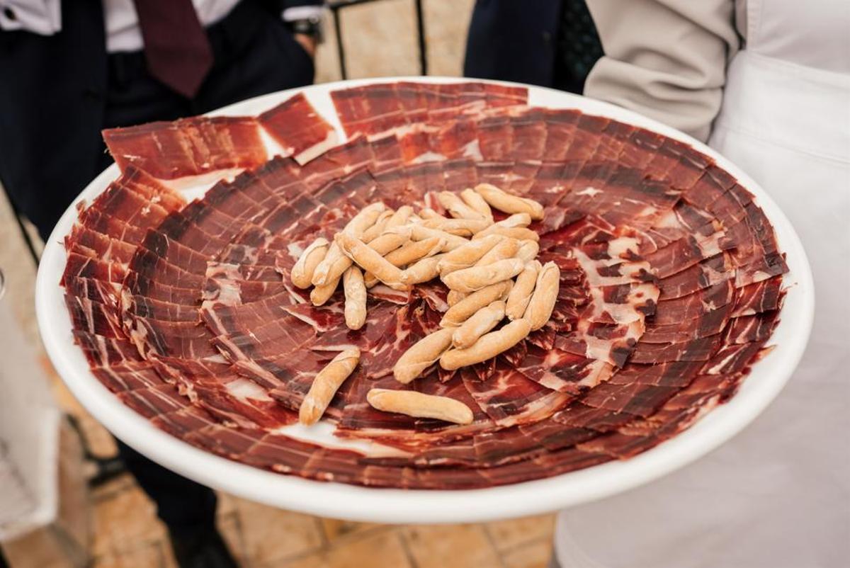 Trevian Catering también ofrece servicio de corte de jamón en directo