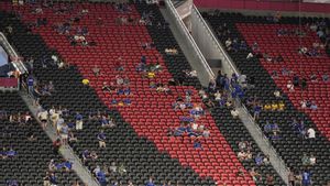 Fans wait for the start of the Club World Cup Group D soccer match between Chelsea and Los Angeles FC, Monday, June 16, 2025, in Atlanta. (AP Photo/Mike Stewart)