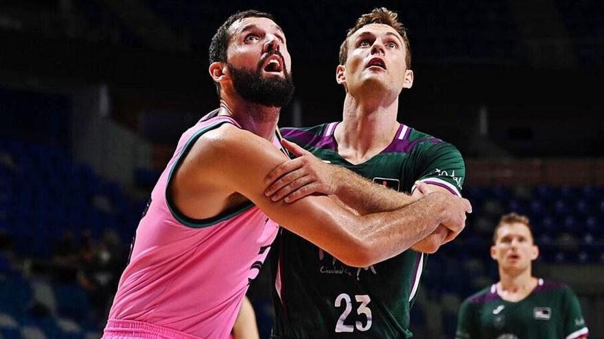 Nikola Mirotic y Tim Abromaitis, en el partido jugado por el Unicaja y el Barça en el Martín Carpena en la primera vuelta.