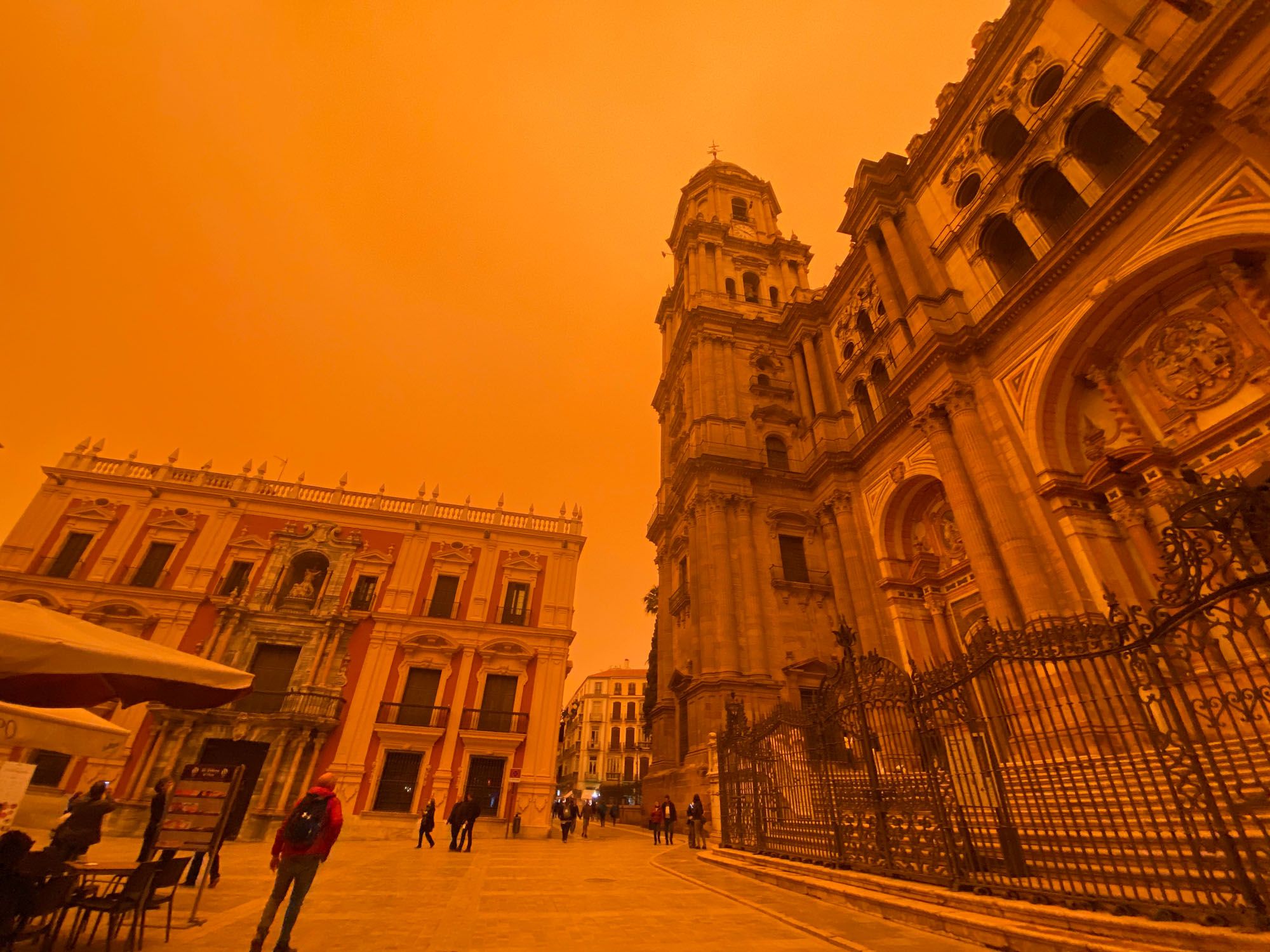 El cielo, teñido de naranja o casi rojo, desde distintos puntos del Centro de Málaga.