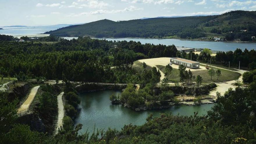 Desde los montes de Abalo se aprecian los nuevos senderos peatonales que bordean la laguna de Pedras Miúdas. Al fondo, la desembocadura del río Ulla. // Iñaki Abella