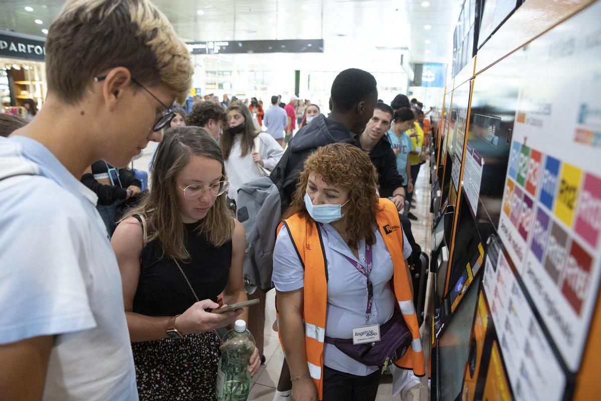 Una informadora trata de solventar dudas en Sants, durante el primer día de gratuidad de Renfe, el pasado 1 de septiembre